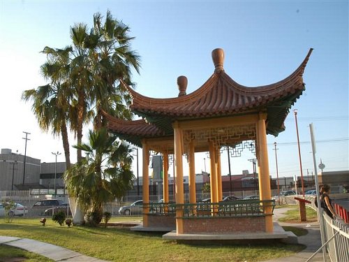 Paseo por Mexico Plaza de la Amistad Monumento al Kiosco Chino en Mexicali