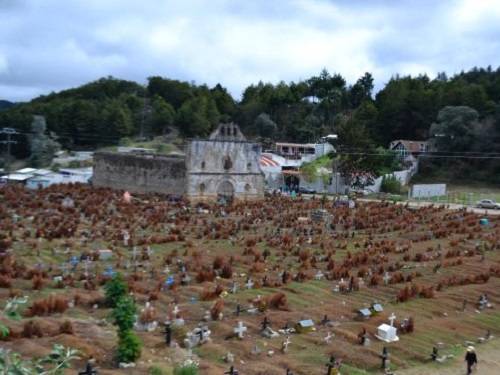 Paseo por Mexico Cementerio de San Juan Chamula